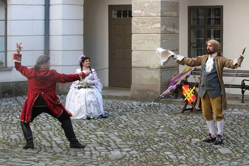 Státní zámek v Lysicích zahájil v sobotu po zimní přestávce turistickou sezonu. Stylově. Výstavou a šermířským vystoupením.