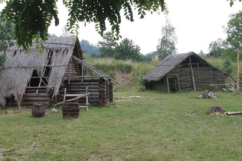 Sdružení Keltoi shání peníze i dobrovolníky na obnovu skanzenu Isarno v Letovicích. Od vedení města má šanci na nižší nájem pozemků.