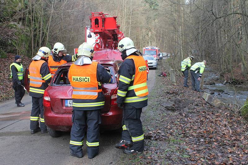 S autem v Křtinském potoce skončil ve čtvrtek dopoledne řidič nedaleko Adamova. Havaroval na namrzlé silnici v zatáčkách v Josefovském údolí.