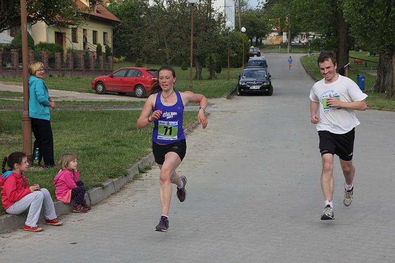 Seriál běhů do vrchu Hraběnka cup ukončil jarní část třetím závodem z Ráječka do Petrovic.