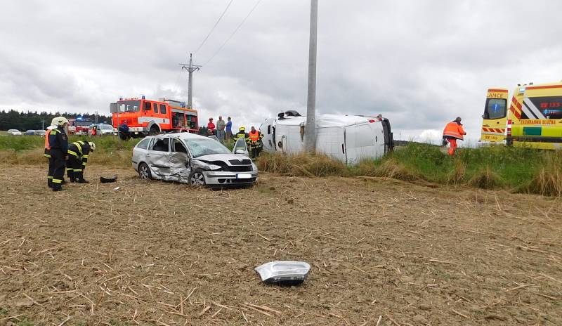 U Lipovce bourala dvě auta. Pro zraněnou spolujezdkyni přiletěl vrtulník.