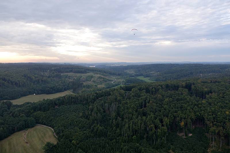 Poznáte v tradičním vzdušném kvízu motorového paraglidisty Petra Buchty z Adamova na Blanensku, která místa v regionu fotografoval tentokrát?