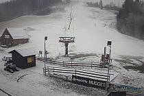 Sněžná děla jedou na Blanensku nonstop. Vlekaři vyhlíží první lyžařský víkend. Na snímku svah v Hodoníně.