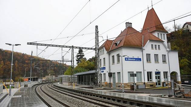 Rekonstrukce železničního koridoru mezi Brnem a Blanskem pokračuje podle plánu. Vlaky tam začnou po roční výluce opět jezdit od 11. prosince. Na snímku úsek Bílovice a Babice nad Svitavou.