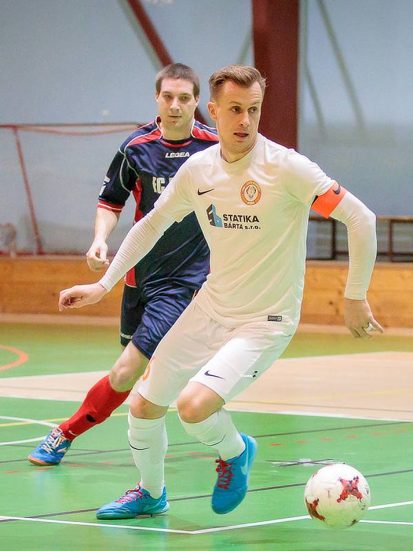 V utkání futsalové divize E porazil PRO-STATIC Blansko (v bílých dresech)  Atraps-Hombres Brno vysoko 16:1.