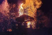 Požár zachvátil v pátek ráno chatu ve Lhotě u Olešnice na Blanensku.