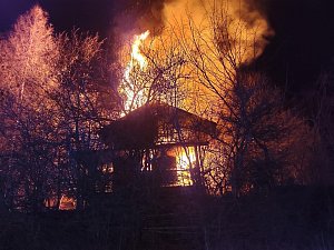 Požár zachvátil v pátek ráno chatu ve Lhotě u Olešnice na Blanensku.