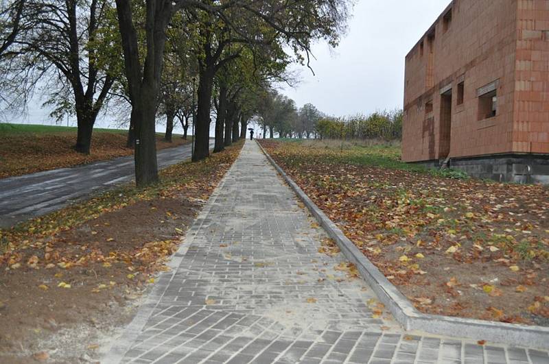 V Boskovicích dokončili stavbu chodníku na hřbitov. Návštěvníci místa už nemusí chodit po silnici.