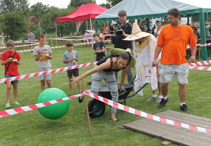 Vážanští pořádali v sobotu recesistický závod O Vážansky kolečka. S řadou nástrah a úkolů. Do závodu nastoupilo dvacet soutěžních dvojic.