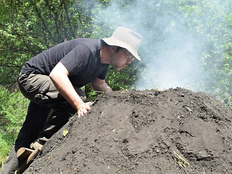 U Staré huti nedaleko Adamova v pondělí nadšenci a odborníci zapálili milíř. Během týdne v něm pomalým hoření vznikne dřevěné uhlí. Stejným způsobem ho používali naši předci.