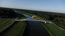 Motorový paraglidista Petr Buchta z Adamova na Blanensku tentokrát změnil letový plán. S křídlem a fotoaparátem nevystartoval nad oblíbený Moravský kras, ale kompas stočil minulý víkend více na jih. Konkrétně na Břeclavsko.