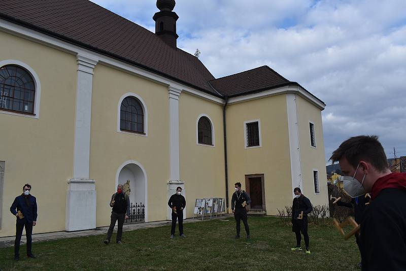 Prostranství před kostelem svatého Martina v Blansku rozeznělo v pátek v pět hodin odpoledne klapání. Blanenští skauti v kruhu s dřevěnými nástroji připomenuli dávnou velikonoční tradici.