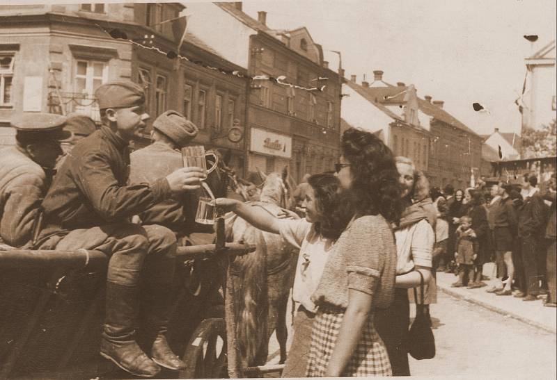 Historické fotografie z druhé světové války upravil Josef Přikryl.