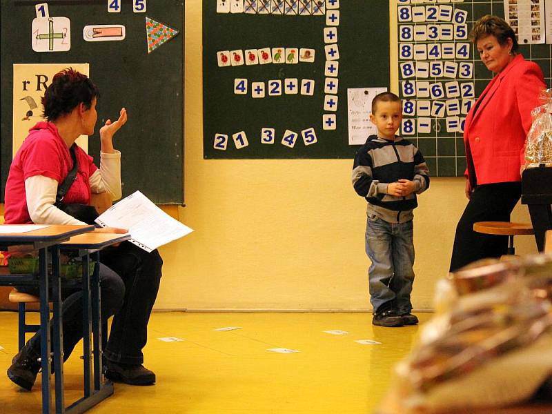 Chodby kunštátské základní školy zaplnily rodiče s malými předškoláky. Děti dorazily v doprovodu rodičů k zápisu do první třídy. 