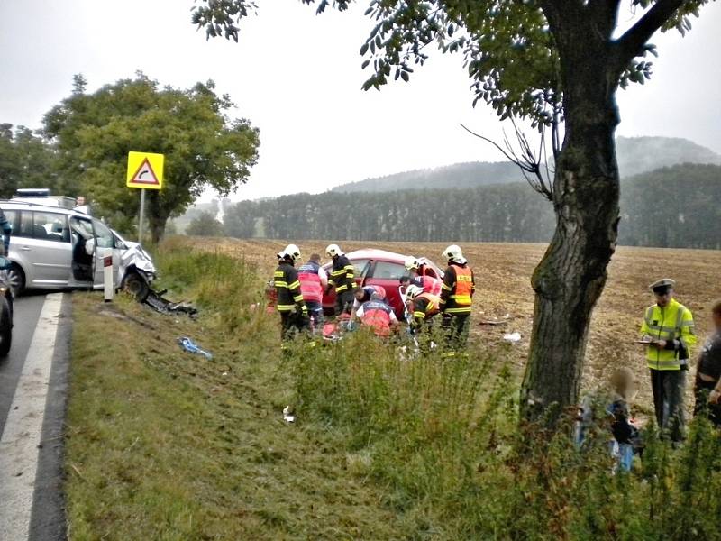 Jeden mrtvý a čtyři zranění. Z toho jeden těžce. Tak dopadla středeční dopravní nehoda dvou osobních aut na silnici I/43. 