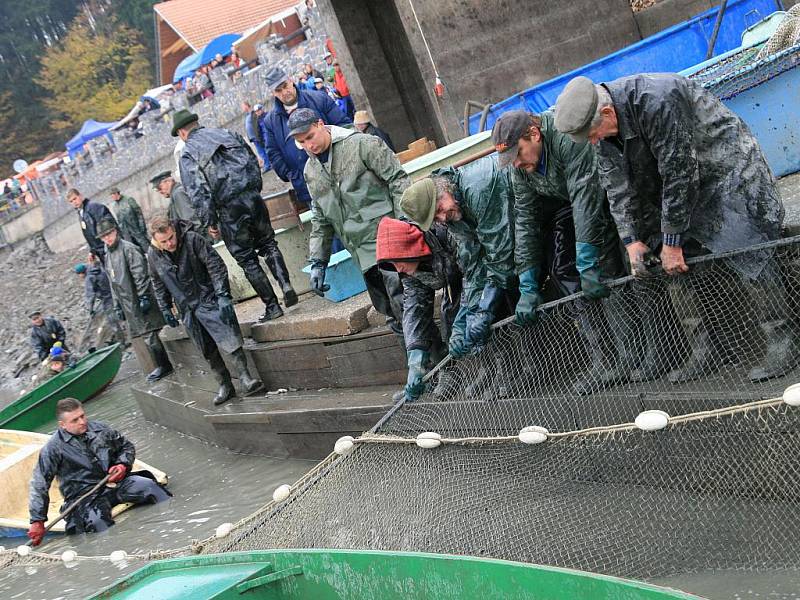 O víkendu ovládl Jedovnice tradiční výlov tamního rybníka Olšovce. Na hrázi se tak v sobotu a v neděli prodávaly čerstvé ryby. Výlov doplnil také dvoudenní jarmark.