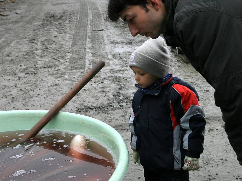 O víkendu ovládl Jedovnice tradiční výlov tamního rybníka Olšovce. Na hrázi se tak v sobotu a v neděli prodávaly čerstvé ryby. Výlov doplnil také dvoudenní jarmark.