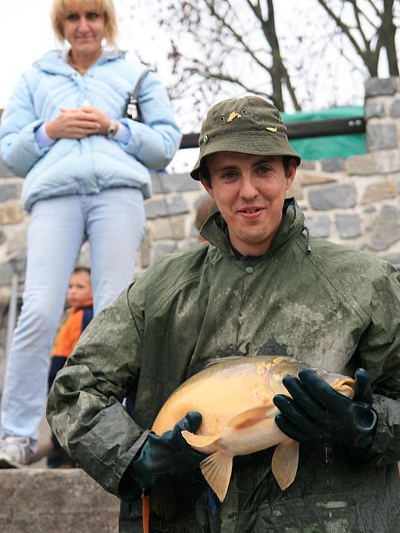 O víkendu ovládl Jedovnice tradiční výlov tamního rybníka Olšovce. Na hrázi se tak v sobotu a v neděli prodávaly čerstvé ryby. Výlov doplnil také dvoudenní jarmark.