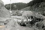 Čištění základové spáry pod základem štoly (jaro 1974).