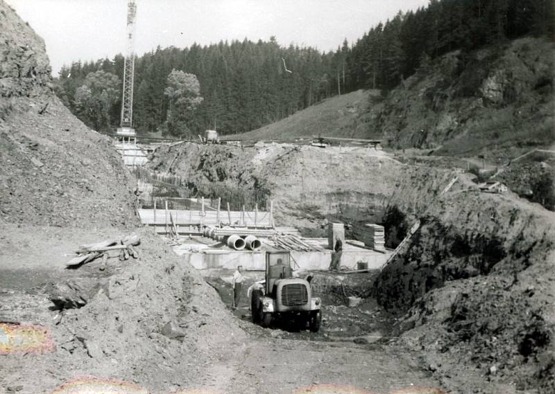 Čištění základové spáry pod základem štoly (jaro 1974).