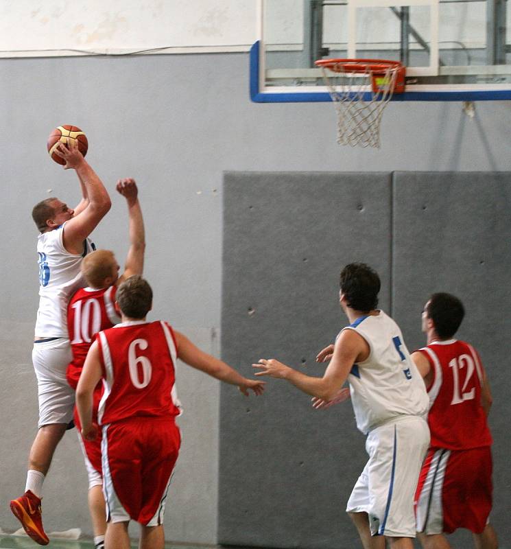 Basketbalisté ASK Blansko (v bílém) zatím v OP II válí. O víkendu vyhráli oba domácí zápasy. V sobotu oplatili béčku Uherského Brodu dosud jedinou porážku v sezoně. V neděli pak v tréninkovém tempu rozstříleli rezervu Kroměříže. (v červeném).