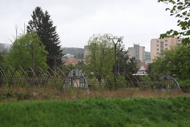 Dlouhý příběh. Petice a snaha o vyvolání referenda. Opakované žádosti ze strany investora o odklad a prodloužení termínů. Zchátralý areál bývalého zahradnictví se skleníky v blanenské ulici Poříčí půjde během následujících tří měsíců k zemi. Jeho demolice