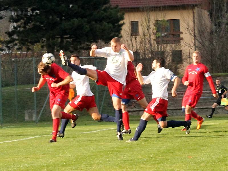 Fotbalisté Boskovic (v bílém) remizovali doma s favorizovanou Moravskou Slavií Brno 4:4. Domácí přitom ještě dvě minuty před koncem vedli 4:2. O výhru přišli až v nastavení.