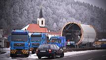 Náves i plocha u sychotínské kapličky v neděli ráno osiřely. Téměř po měsíci odtud totiž odjel nadměrný náklad. 