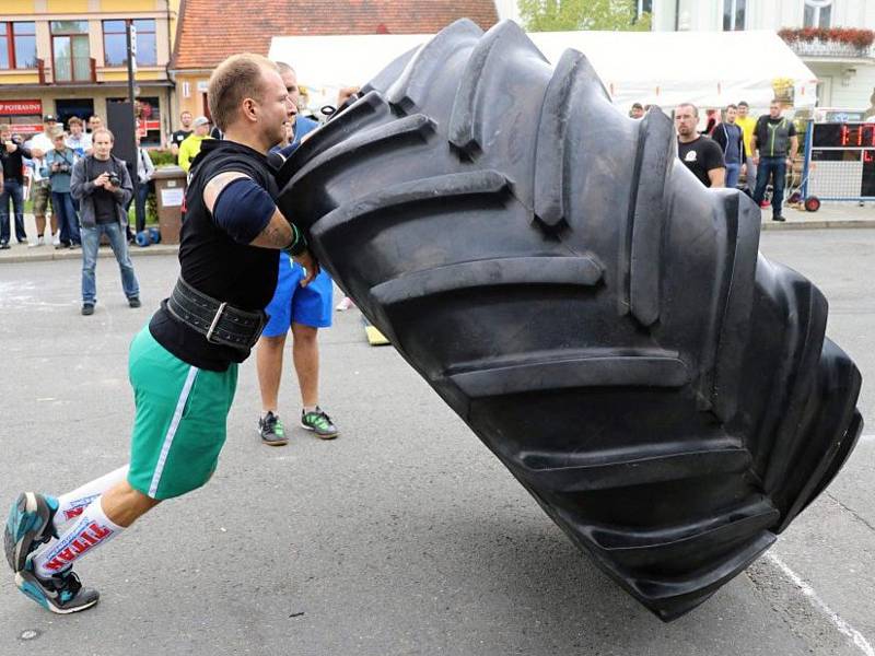 V sobotu se v Jedovnicích koná soutěž v silovém víceboji Strongman Jedovnice. Ilustrační foto.