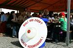 Na dvoře pivovaru Černá Hora se setkalo bezmála devět set vesmírných turistů. Sezónu přišli zahájit lidé s talíři i raketami, náporu davu neodolal ani první letošní turistický salám.