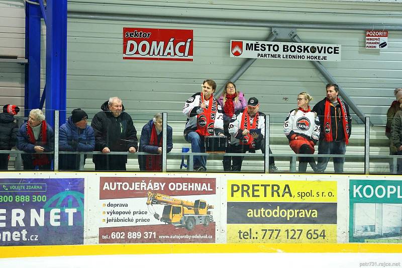 Boskovičtí hokejisté (v červeném) vyhráli nad SHKM Hodonín 5:2 a semifinálovou sérii srovnali na 1:1 na zápasy.