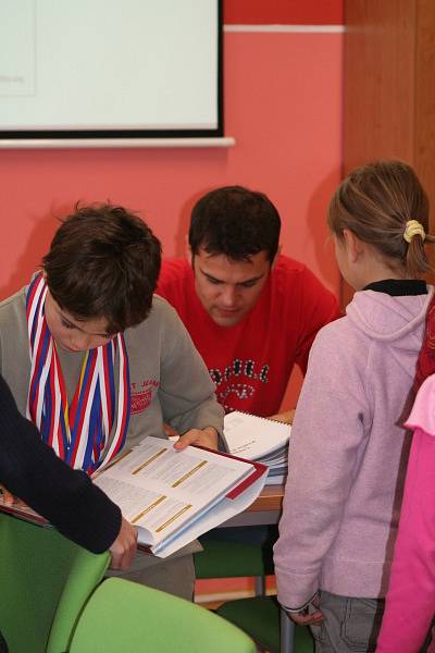 Olympijský vítěz David Kostelecký navštívil jednu z blanenskych škol. 