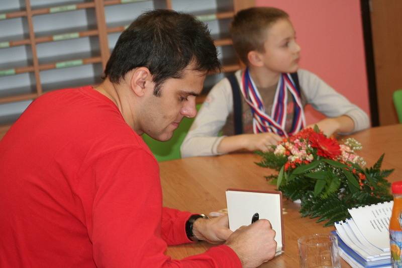Olympijský vítěz David Kostelecký navštívil jednu z blanenskych škol. 