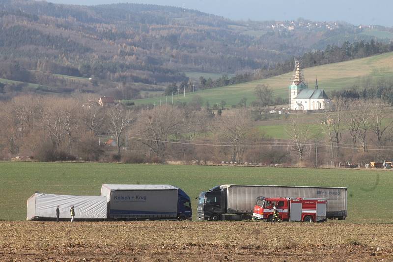 Kvůli silným poryvům větru bourala nedaleko čerpací stanice v Krhově dvě nákladní auta.