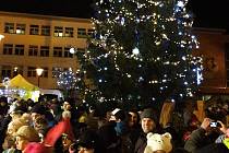 Náměstí v Blansku zdobí od pátečního večera rozsvícený strom jako symbol vánoc.