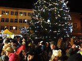 Náměstí v Blansku zdobí od pátečního večera rozsvícený strom jako symbol vánoc.