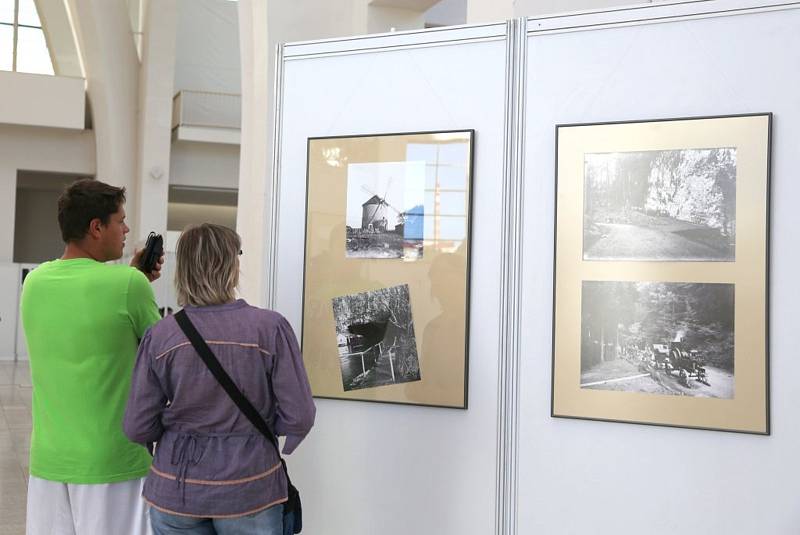 Zahájení mezinárodního speleologického kongresu na brněnském výstavišti. V krojích tam zatančili i mladí z Rudice.