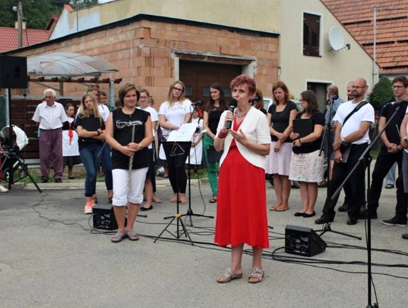 Helena Janíková u odhalení památníků jejímu prastrýci kardinálovi Tomáši Špidlíkovi.