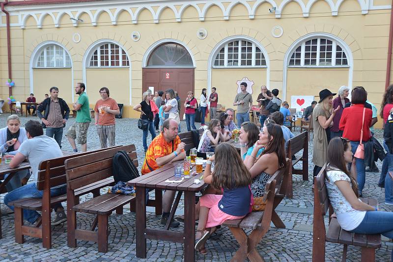 Program v jízdárně letovického zámku zahájila skupina Smile Back, kterou poté vystřídala formace Paleta Band. Hlavním tahákem festivalu bylo vystoupení zpěvačky Tonyi Graves.