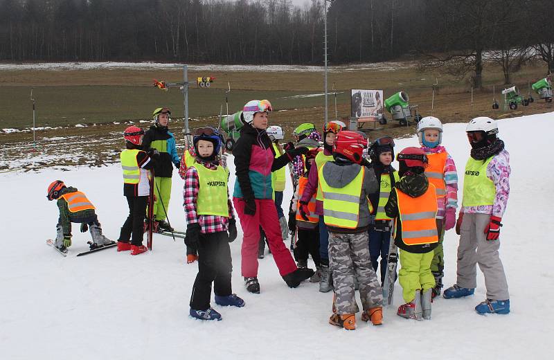 Děti ze základní školy ve Sloupu vyrazili na lyžařský kurz do ski areálu v Olešnici. Škola jezdí do areálu vyráží každoročně.