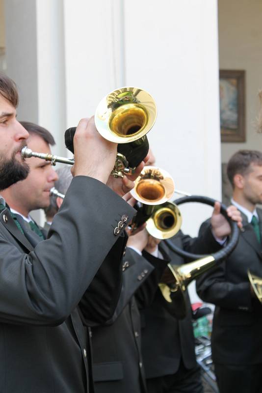 Pětačtyřicet trubačů ze sedmi souborů z celé České republiky i Slovenska se sešlo ve Křtinách na Třetím křtinském vytrubování. Na lesnice, borlice a lesní rohy zahráli lesní hudbu několika autorů.