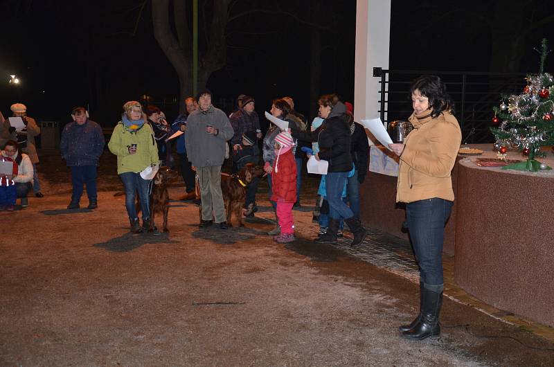 V režii Ochotnického divadla Svitávka ve spolupráci s městysem se zpívaly koledy ve Svitávce. Přišlo asi osmdesát lidí. Pro děti byl připravený čaj, pro dospělé svařák, koledy s příchozími zpíval Svatojánský chrámový sbor ze Svitávky.