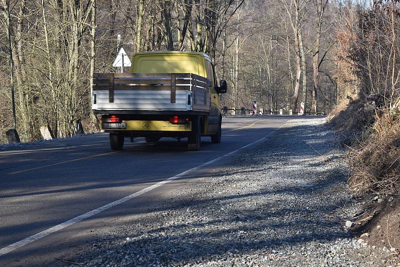 Silnice mezi Adamovem a Bílovicemi nad Svitavou je na řadě míst ve špatném stavu. Do prosince ji navíc zatíží kvůli výluce autobusy.