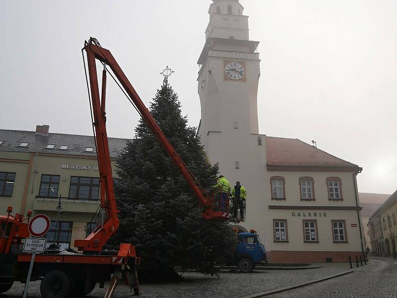 I když letos epidemická omezení nedovolila tradiční setkání, na náměstí v Boskovicích už svítí vánoční strom. Foto: Monika Šindelková