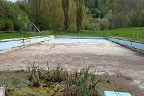 Obnovte koupaliště v Černé Hoře! Petici podepsalo bezmála 250 lidí. Bazén je mimo provoz už přes deset let.