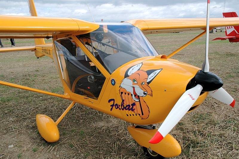 V neděli se do  Kotvrdovic  na Blanensku slétly nejrůznější stroje na pravidelný Letecký den. Na stoupené piloty >Royal Air Walach Force< pozdravil Valašský král jediný a nafurt Bolek Polívka.