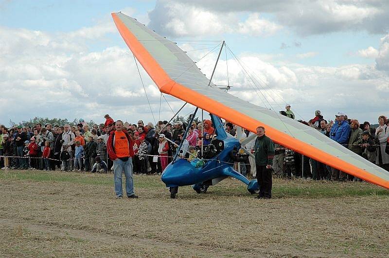 V neděli se do  Kotvrdovic  na Blanensku slétly nejrůznější stroje na pravidelný Letecký den. Na stoupené piloty >Royal Air Walach Force< pozdravil Valašský král jediný a nafurt Bolek Polívka.