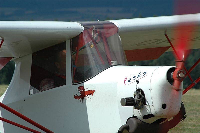 V neděli se do  Kotvrdovic  na Blanensku slétly nejrůznější stroje na pravidelný Letecký den. Na stoupené piloty >Royal Air Walach Force< pozdravil Valašský král jediný a nafurt Bolek Polívka.