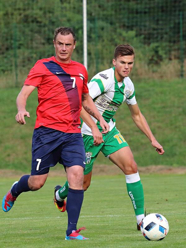 V utkání Moravskoslezské divize D remizovali fotbalisté FK Blansko (v červeném) s FC Bzenec 1:1.