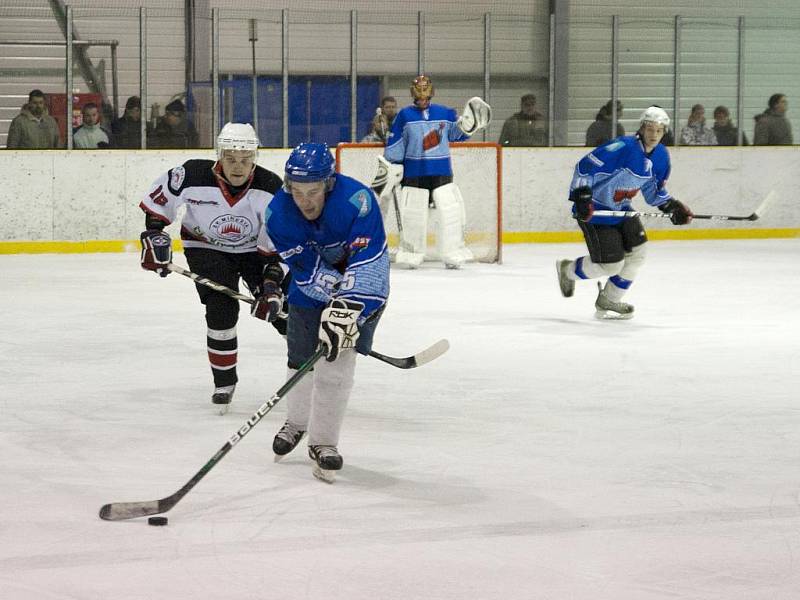 Hokejisté Minervy Boskovice (v bílém) porazili v krajské lize Dynamiters Blansko 3:2. 